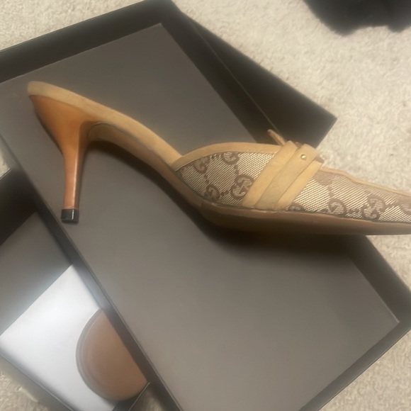 Gucci mules:classic supreme design with gold-toned accent, up to 3 1/2 inch heel - Picture 5 of 6